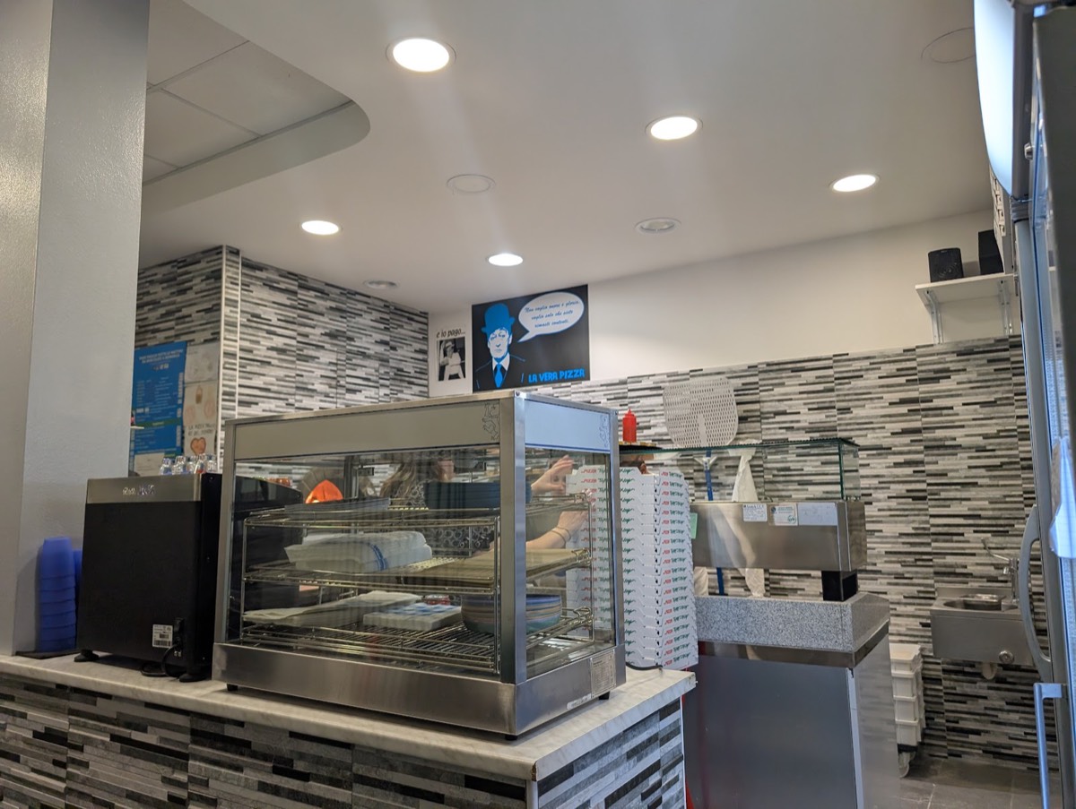 Il banco del locale, moderno e pulito