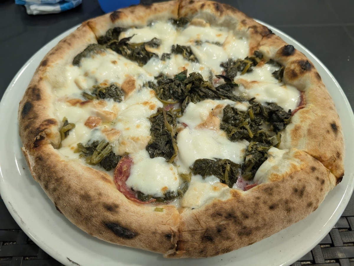 Pizza con friarielli, salame e mozzarella di bufala